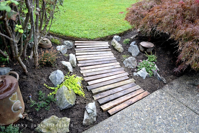 Pallet wood garden walkway