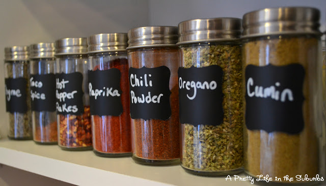 Use chalkboard labels to keep your spices organized