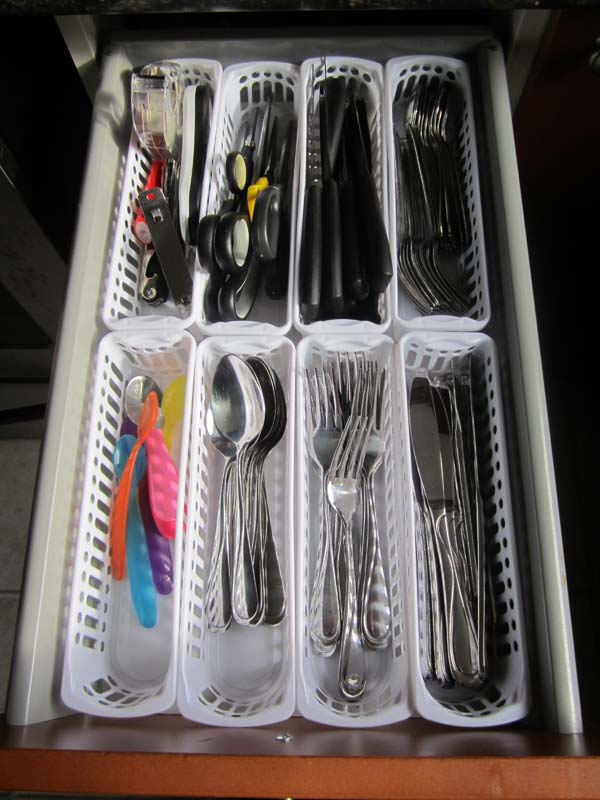 http://diytotry.com/wp-content/uploads/2015/05/Dollar-store-baskets-instead-of-cutlery-tray.jpg