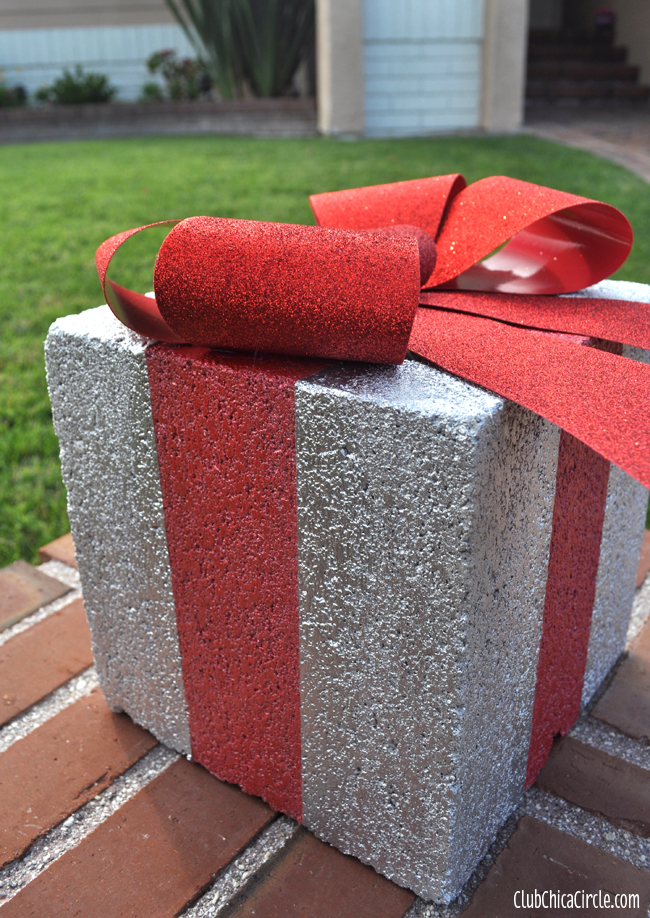 25 Amazing DIY Outdoor Christmas Decorations on a Budget