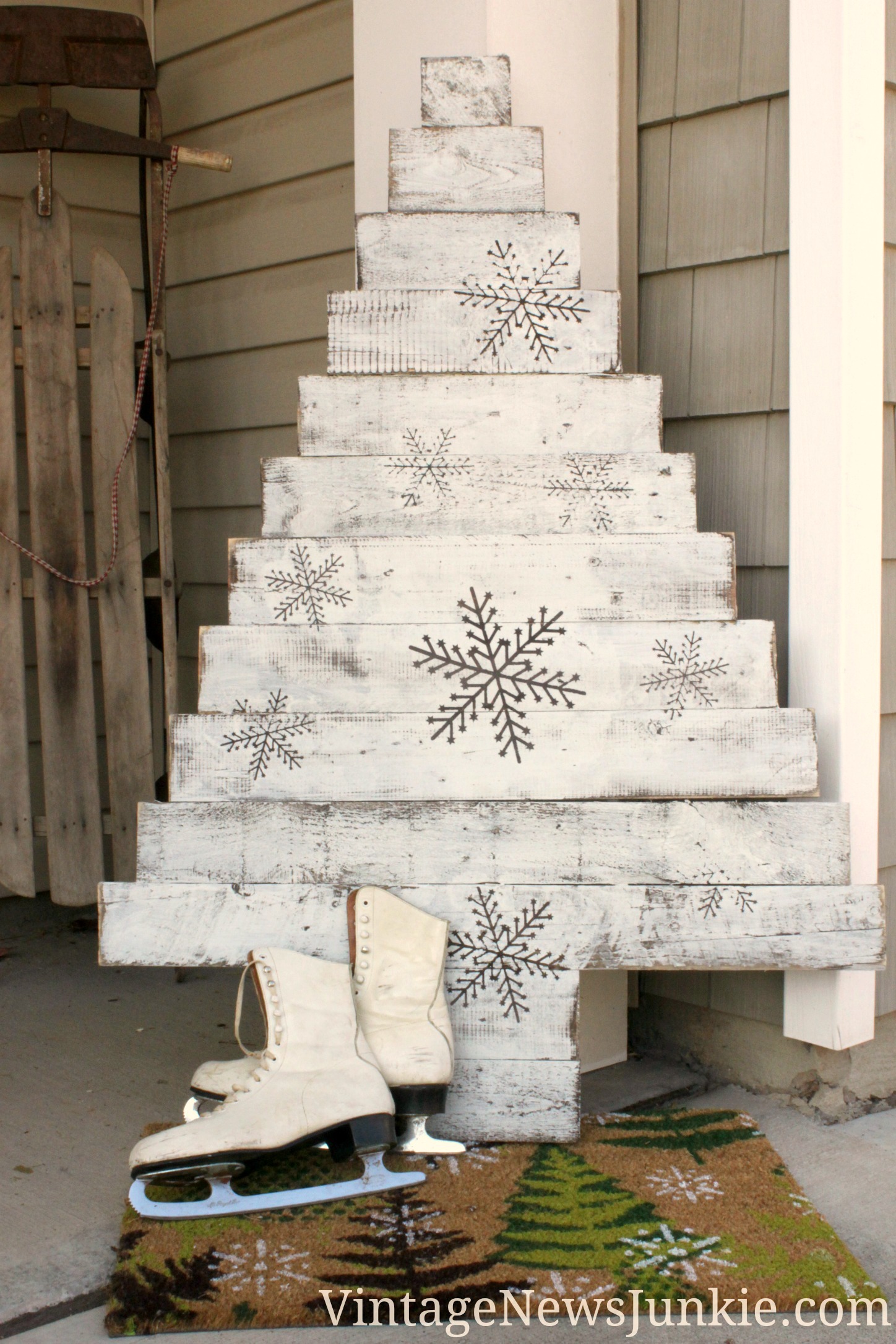 pallet tree wood diy trees projects decorations making unique wooden cool holiday noel plans materials yard crafts junkie rustic alternative