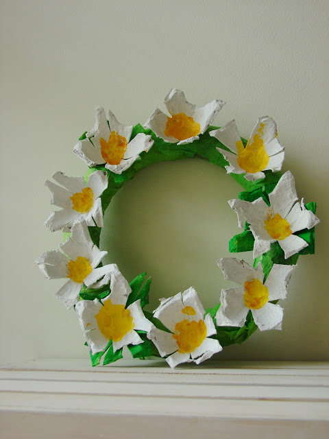 Make a Beautiful Wreath to Decorate Your Front Door