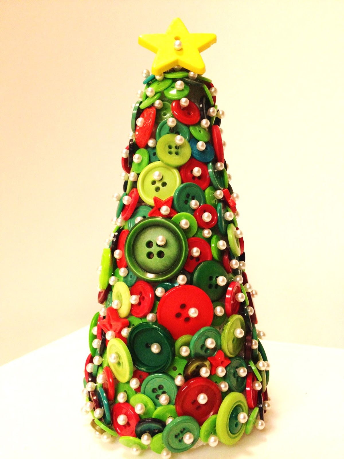 make a button Christmas tree