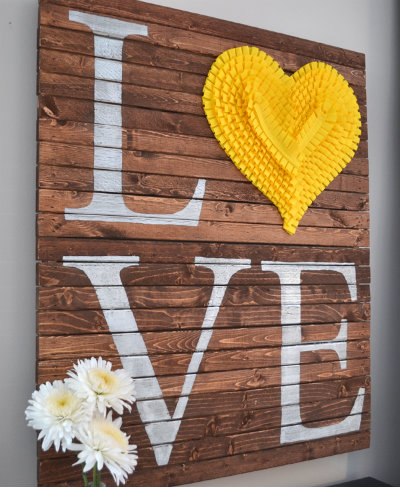 Create a mini pallet art for Valentine's Day