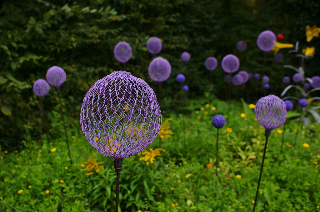 Create these wonderful garden decorations with chicken wire and spray paint