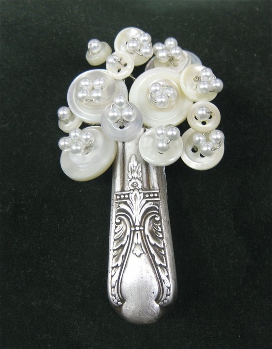 Make a beautiful brooch from silverware and buttons