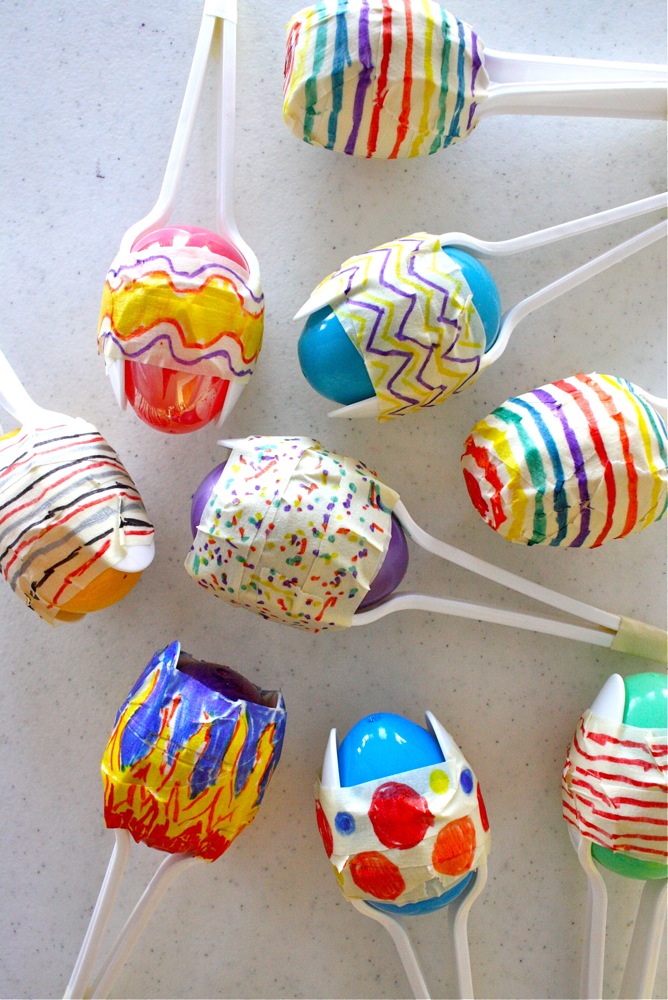 Make plastic spoon maracas